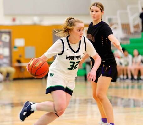 Photo by Tushar Agarwal.
Brooke Beresford drives the hoop against Issaquah.