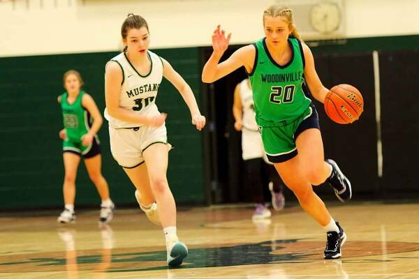 Sophomore Ally Laccinole drives the court against Redmond. Photo by Tushar Agarwal.