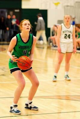 Hailey Quiggle sets up for a free throw against Redmond. Photo by Tushar Agarwal.